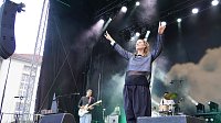 Bild: Die Band Juli spielte am Samstagabend vor mehreren Tausenden Menschen auf der Nordh&auml;user Petersberg.