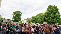 Bild: Die Band Juli spielte am Samstagabend vor mehreren Tausenden Menschen auf der Nordh&auml;user Petersberg.