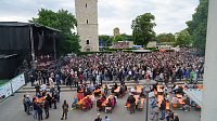 Bild: Die Band Juli spielte am Samstagabend vor mehreren Tausenden Menschen auf der Nordh&auml;user Petersberg.
