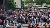 Bild: Die Band Juli spielte am Samstagabend vor mehreren Tausenden Menschen auf der Nordh&auml;user Petersberg.