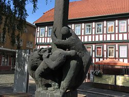Bild: Der M&auml;rchenbrunnen an der Nordh&auml;user Blasii-Kirche