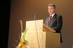 Bild: Oberb&uuml;rgermeister Klaus Zeh stellte den Bezug zur deutschen Einheit her