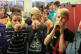Bild: Alle Ger&auml;usche f&uuml;r ihr H&ouml;rspiel produzierten die Sch&uuml;ler selbst - hier zeigen Maurice, Ben und Luca ihr Seeungeheuer
