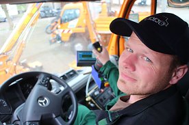 Bild: Die Mitarbeiter m&uuml;ssen ein wenig mehr k&ouml;nnen als nur einen Unimoc fahren: ein Gro&szlig;teil der zweit&auml;gigen Ausbildung befasste sich mit der Technik der Arbeitsger&auml;te
