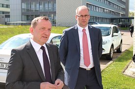 Bild: Die Zusammenlegung der Leitstellen sei "vorbildlich", sagte Th&uuml;ringens Innenminister Holger Poppenh&auml;ger (rechts)