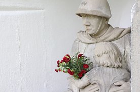Bild: Auch am Denkmal des Sowjetischen Soldaten wurden Blumen niedergelegt