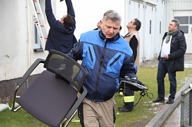 Bild: Alles muss raus - Servicegesellschaft und Feuerwehr holten heute das Inventar aus den gesperrten Geb&auml;uden