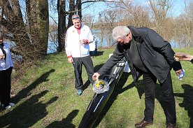 Bild: F&uuml;r Neptun, Poseidon, Rasmus und Yvonne - nach der Sekttaufe ging es direkt ins Wasser