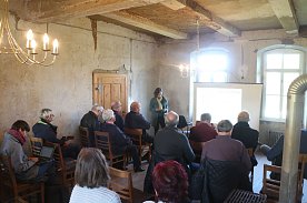 Bild: Isabel Reuter vom Geopark erl&auml;uterte die einzelnen Wegmarken