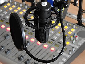 Bild: Einer der neuen Programmbausteine f&uuml;r Schulklassen: Radiowerkstatt beim B&uuml;rgerradio ENNO