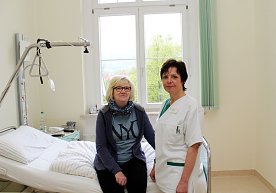 Bild: Elke Hebestreit (li.) aus Obergebra war eine der ersten Patientinnen, die von Stationsschwester Ute Kluge (re.) in ihr neues Patientenzimmer gebracht wurde.