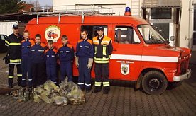 Bild: Feuerwehrleute beim Fr&uuml;hjahrsputz