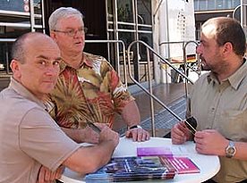 Bild: Infos unter praller Sonne