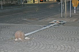 Bild: Umgefallenes Stra&szlig;enschild
