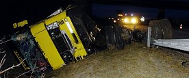 Bild: LKW landete im Graben