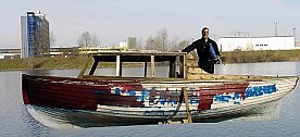 Bild: Schiff versenkt im Kiesteich