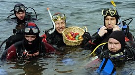 Bild: Eiersuche unter Wasser