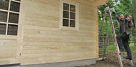 Bild: Blockh&uuml;tte aufgestellt 