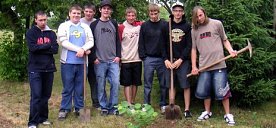 Bild: Sch&uuml;ler pflanzen Baum