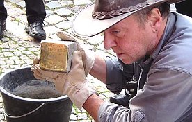 Bild: Stolpern und erininern