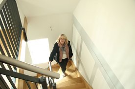 Bild: SWG-Chefin Inge Klaan in einer der vertikalen Wohnungen