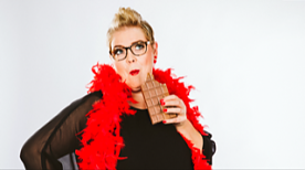 Bild: Comedy zum Diner in Rot: Frau Andrea sorgt f&uuml;r Lacher