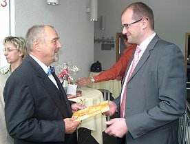 Bild: B&uuml;rgermeister Matthias Jendricke verabschiedet Bernd Heitmann