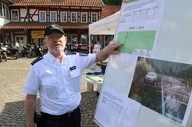 Bild: Polizeihauptmeister Michael Auffenberg suchte das Gespr&auml;ch mit den Fahrern