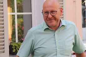 Bild: Das alte Haus soll wie eine Sonnenblume Gutes weitergeben, sagt Diakonie-Gesch&auml;ftsf&uuml;hrer Michael G&ouml;rk