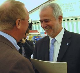 Bild: Ordnung muss sein - Bescheid wird &uuml;bergeben