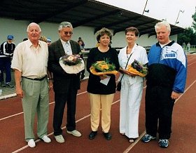 Bild: LV-Vorsitzender Dieter J&uuml;rgens (links) w&auml;hrend einer Sportveranstaltung mit dem Humboldt-Gymnasium - rechts im Bild Direktor K&ouml;the - und verdienstvollen Mitarbeitern auf dem Hohe-Kreuz-Sportplatz. 