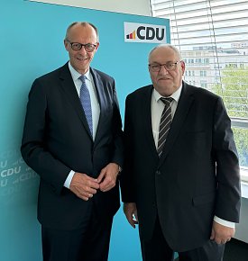 Bild: Merz und Primas im Gespr&auml;ch in Berlin. 