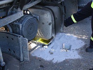 Lkw blockiert Bundesstra&szlig;e