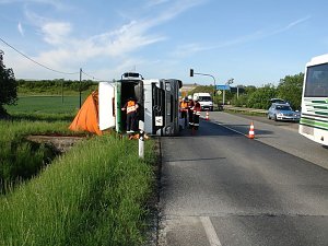 Lkw blockiert Bundesstra&szlig;e