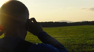 Von West nach Ost: Dort waren wir noch heute morgen-Blick von Stiege (km 81) aus zum Brocken (km 46)