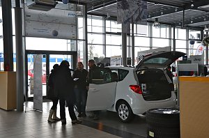 Gro&szlig;es Angrillen bei Opel Autohaus Peter