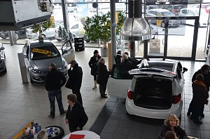 Gro&szlig;es Angrillen bei Opel Autohaus Peter