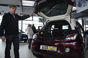 Gro&szlig;es Angrillen bei Opel Autohaus Peter