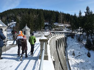 Wasser verbindet: Auf der Staumauer der Talsperre Neustadt