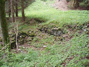  Fundamentreste des M&uuml;hlenhauptgeb&auml;udes aus Bruchsteinen (Grauwacken)