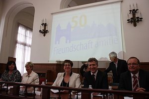  Oberb&uuml;rgermeister Dr. Klaus Zeh (2.v.r.) mit seiner franz&ouml;sischen Amtskollegin Claudine Ledoux (3.v.r.) w&auml;hrend der festlichen Stadtratssitzung