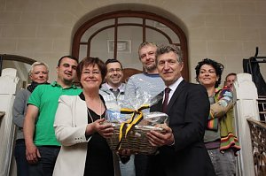 Die Band Zu Gast (hintere Reihe) mit Oberb&uuml;rgermeister Dr. Klaus Zeh und der franz&ouml;sischen B&uuml;rgermeisterin Claudine Ledoux im Rathaus der franz&ouml;sischen Stadt