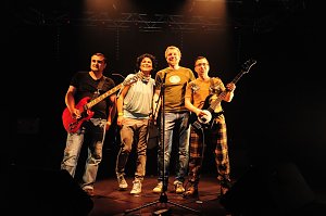 Die Band Zu Gast  - Alexander Hesse, Steffi H&ouml;ppner, Sven B&ouml;nisch und Karsten Bothe (v.l.n.r.)  - nach ihrem Auftritt beim Jugendkonzert im alten Kino von Charleville Mezieres
