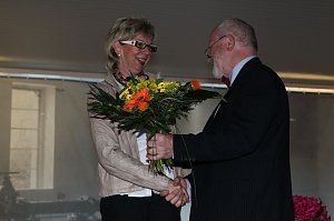 Alles Gute zum Geburtstag und Dank für 10 Jahre Zusammenarbeit beim Wasserverband von Uli Schardt an Andrea Krug.