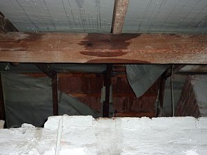 Einschlag und Balkenbrand