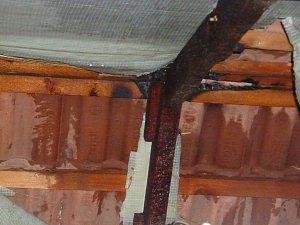 Einschlag und Balkenbrand