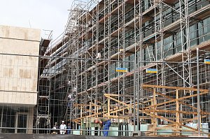 Besuch im Palast aus Glas und Beton