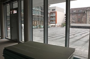 Blick vom Cafe auf die Terrasse