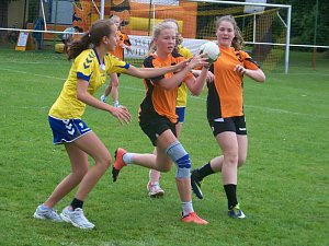 Premiere im Feldhandball