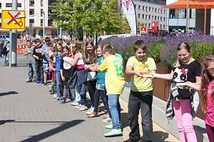 B&uuml;cherkette zum Umzug der Bibliothek